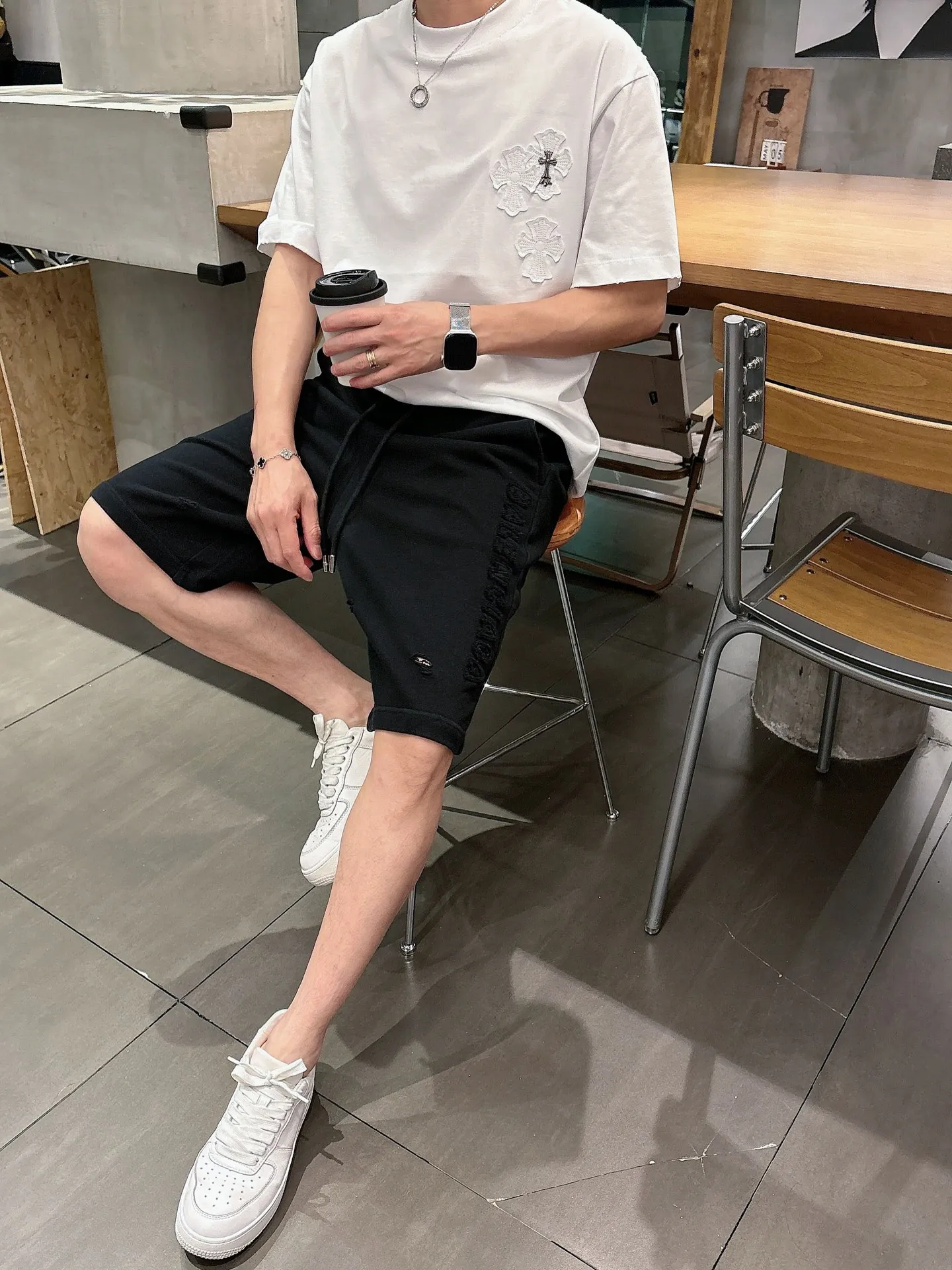 Balenciaga's three-standard complete 2026 summer New Arrival men's casual shorts, advanced custom-made Breathable fabric, Breathable fabric, extremely stretchy and comfortable, impeccable details, top-grade accessories, original logo design concept, delicate and soft feel! The upper body fit is awesome! Size: M-XXXL Please state your height and weight when ordering